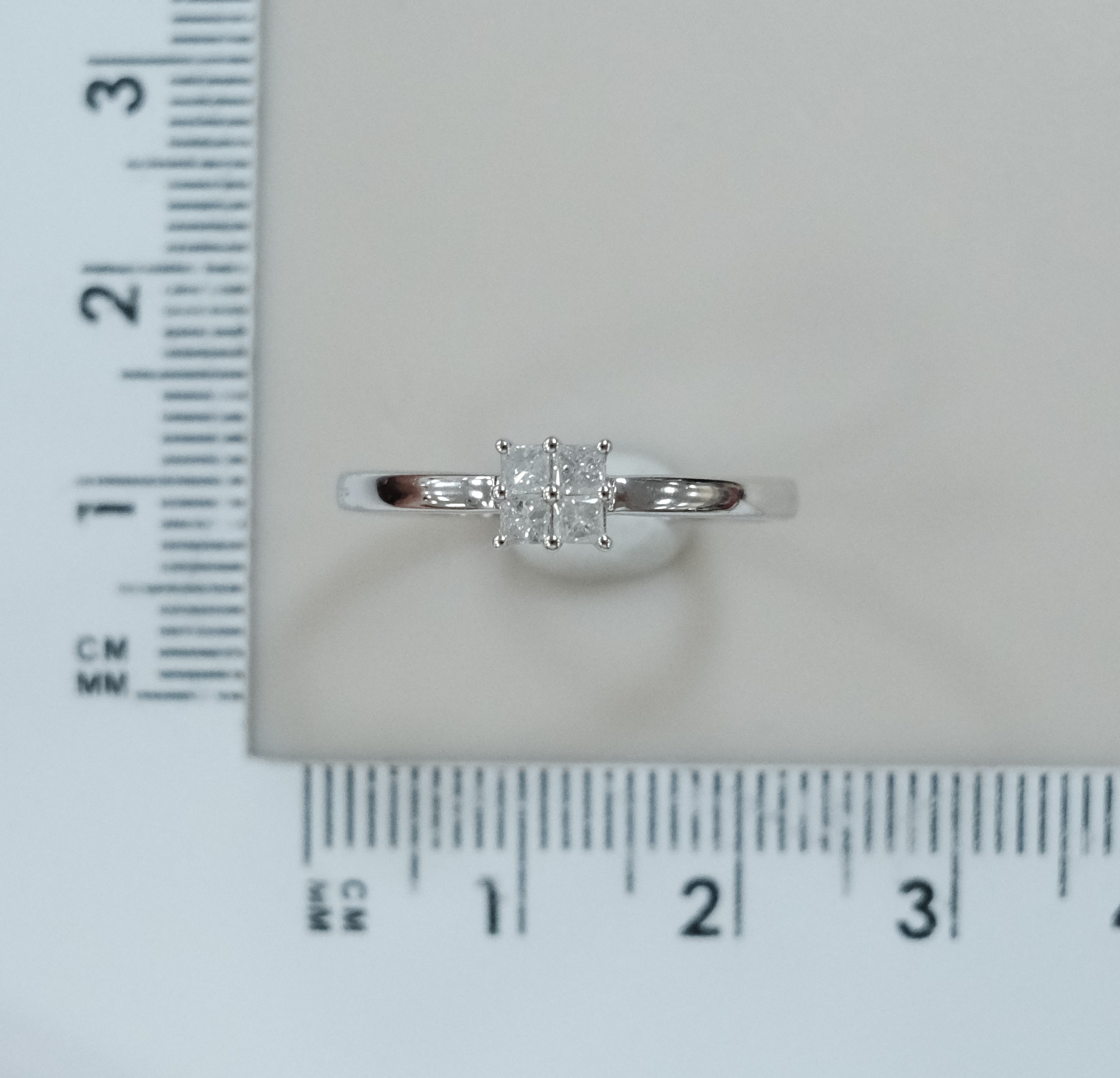 Серебряное кольцо с бриллиантами